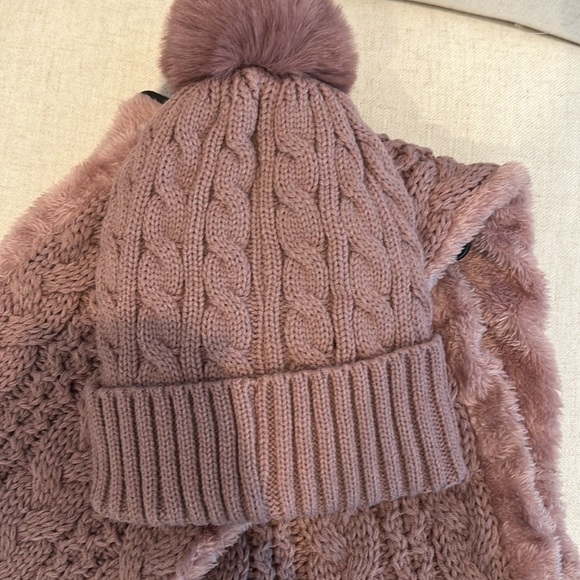 UGG hat and infinity scarf - Picture 2 of 4